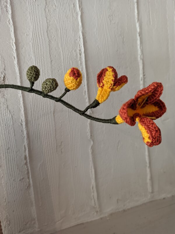 Random CraftWorks Πλεκτή Κίτρινη Φρέζια - Crocheted Yellow Freesia