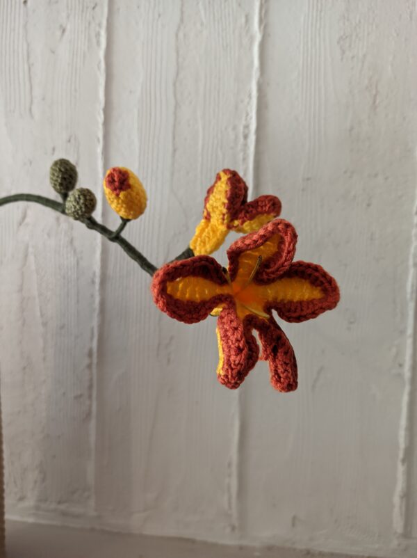 Random CraftWorks Πλεκτή Κίτρινη Φρέζια - Crocheted Yellow Freesia - Image 3