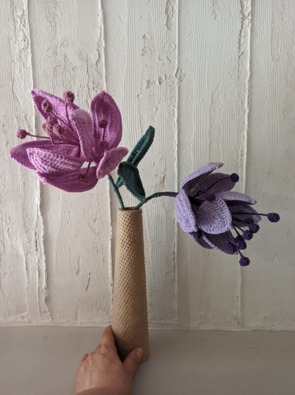 Random CraftWorks Πλεκτή Μεντινίλλα - Crocheted Medinilla Magnifica - Image 6