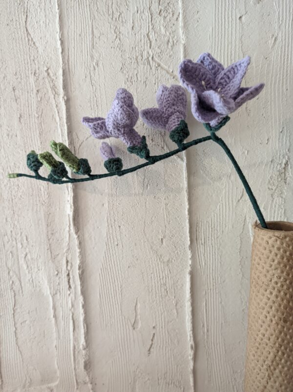 Random CraftWorks Πλεκτή Φρέζια - Crocheted Freesia - Image 3