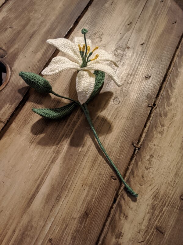 Random CraftWorks Πλεκτό Λίλιουμ με μπουμπούκι - Crocheted Lily with bud - Image 2