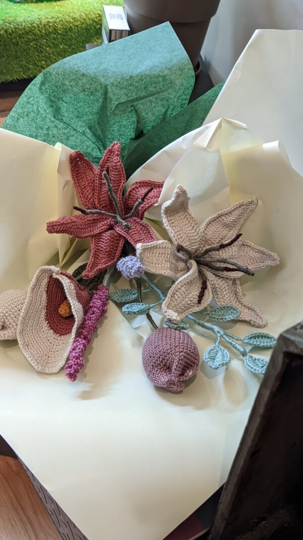 Random CraftWorks Πλεκτό Λίλιουμ - Crocheted Lily - Image 6