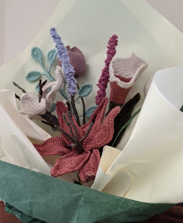 Random CraftWorks Πλεκτό Λίλιουμ - Crocheted Lily - Image 3
