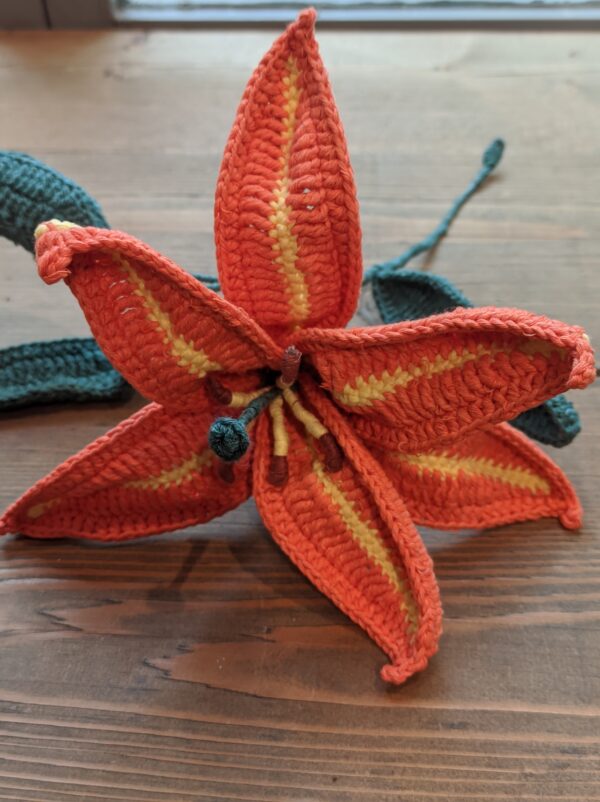 Random CraftWorks Πλεκτό Λίλιουμ με μπουμπούκι - Crocheted Lily with bud - Image 4