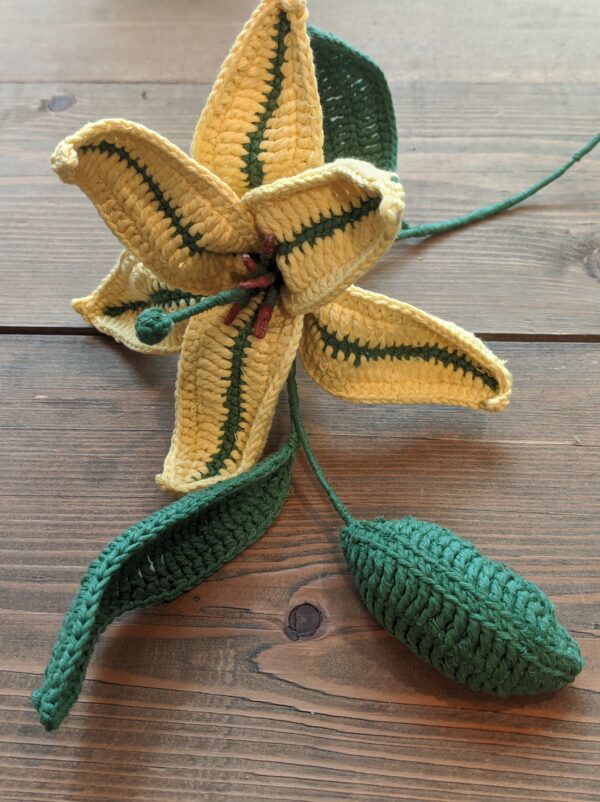 Random CraftWorks Πλεκτό Λίλιουμ με μπουμπούκι - Crocheted Lily with bud - Image 3