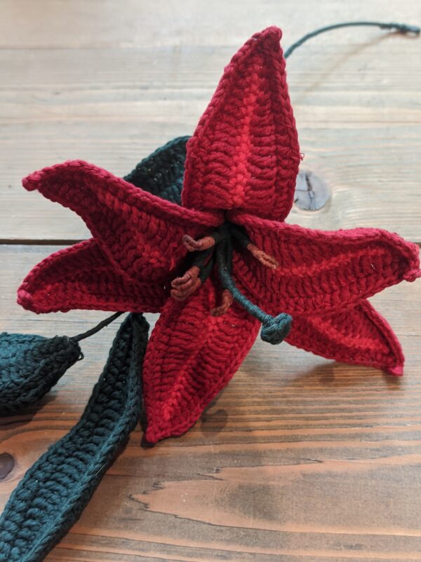 Random CraftWorks Πλεκτό Λίλιουμ με μπουμπούκι - Crocheted Lily with bud - Image 5
