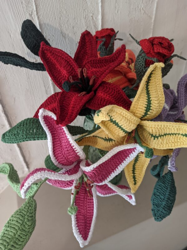 Random CraftWorks Πλεκτό Λίλιουμ με μπουμπούκι - Crocheted Lily with bud - Image 8
