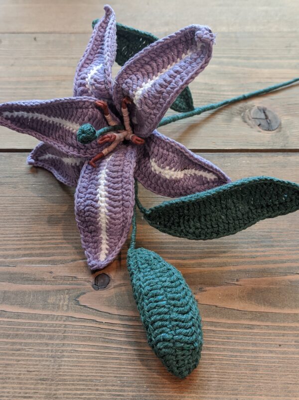 Random CraftWorks Πλεκτό Λίλιουμ με μπουμπούκι - Crocheted Lily with bud - Image 7