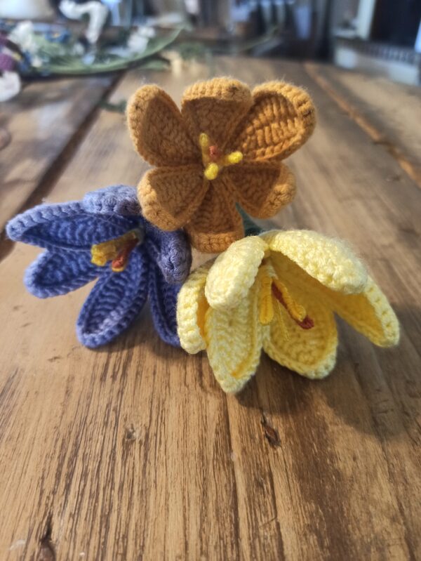 Random CraftWorks Πλεκτός Κρόκος - Crocheted Crocus Flower - Image 4