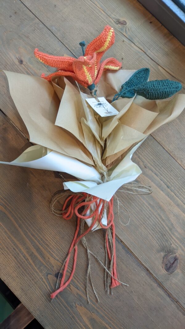 Random CraftWorks Πλεκτό Λίλιουμ με μπουμπούκι - Crocheted Lily with bud - Image 11