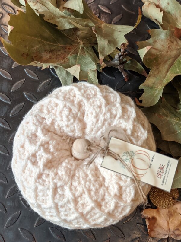 Random CraftWorks Πλεκτή Εκρού Κολοκύθα - Crocheted Cream Pumpkin - Image 2