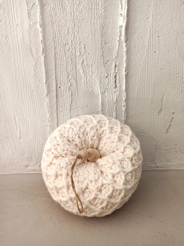 Random CraftWorks Πλεκτή Εκρού Κολοκύθα - Crocheted Cream Pumpkin - Image 3