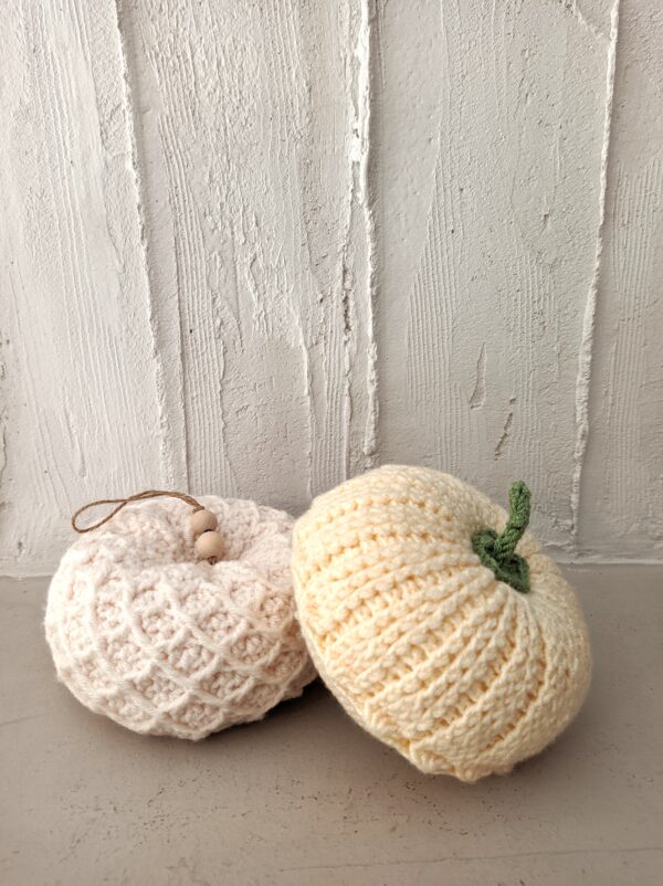Random CraftWorks Πλεκτή Εκρού Κολοκύθα - Crocheted Cream Pumpkin - Image 6